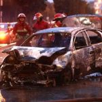 Los Olivos: taxi se incendia tras chocar contra miniván que se pasó la luz roja